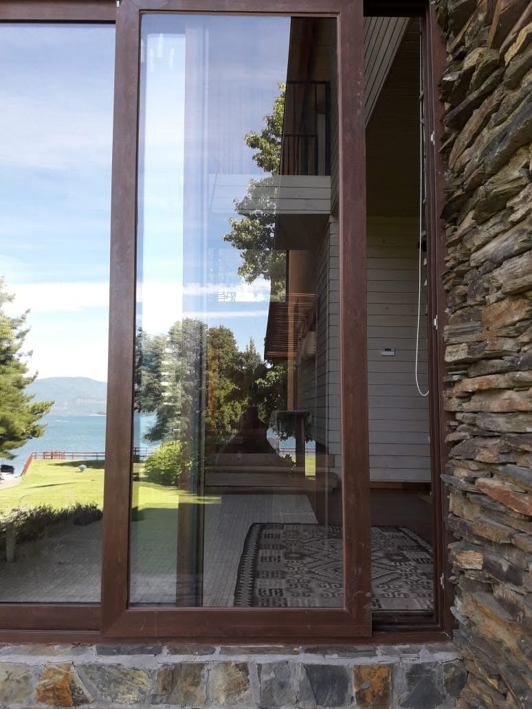 Ventana de aluminio Alumgor con vista al lago