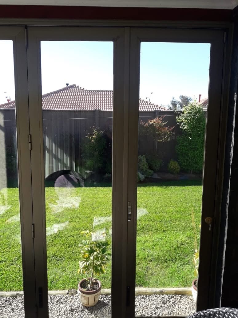 Puerta plegable de aluminio hacia patio