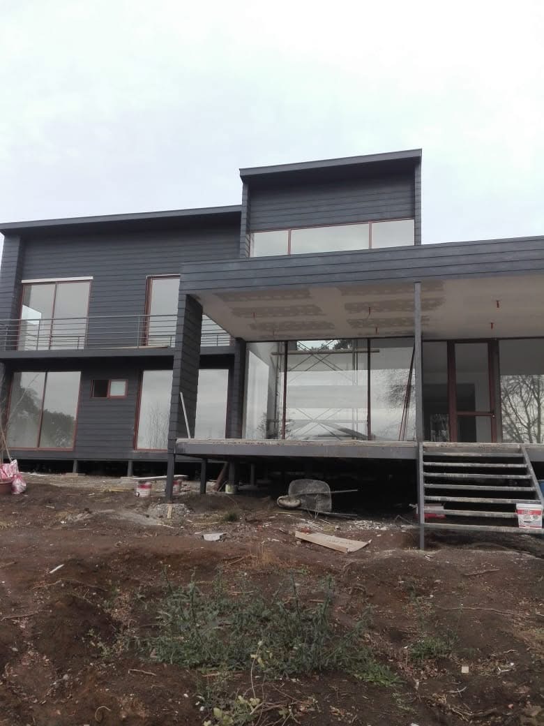Casa con grandes ventanales de aluminio