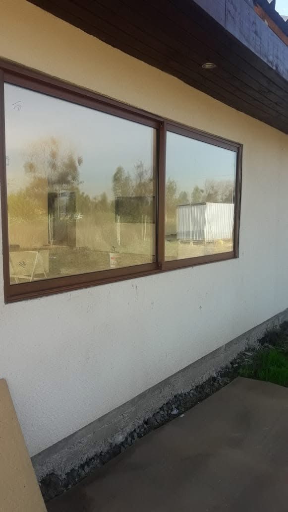 Ventana corredera de aluminio en fachada