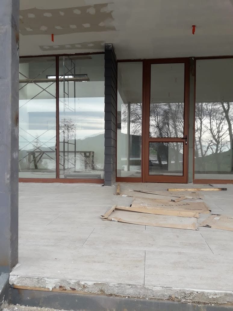 Obra con ventanales de termopanel de piso a techo