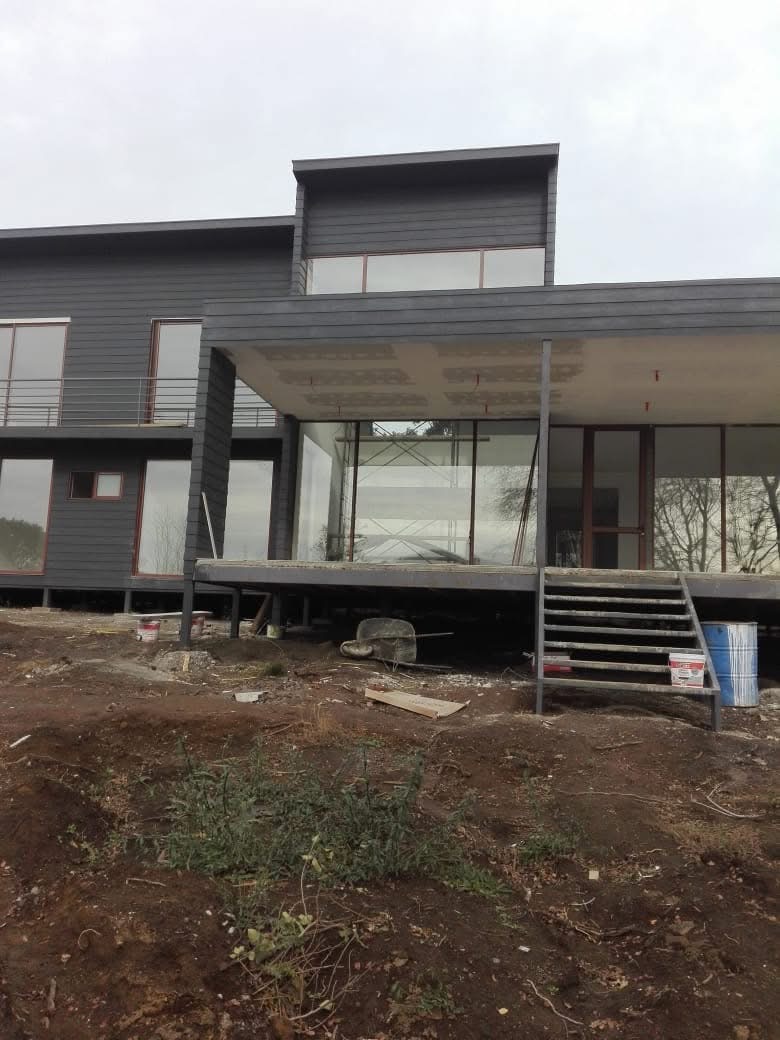 Casa con grandes ventanales de aluminio en construcción