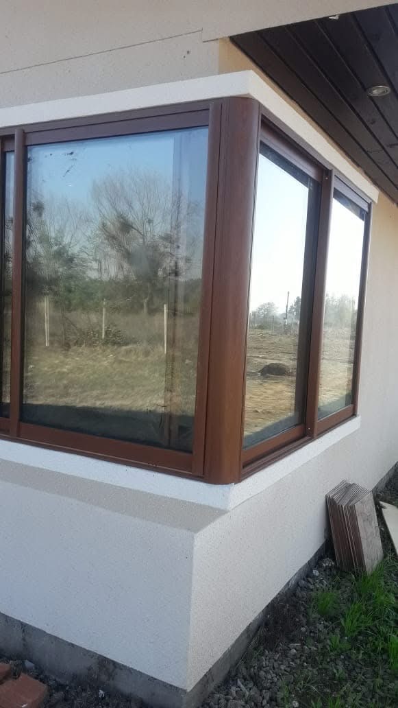 Ventana esquinera de aluminio color madera