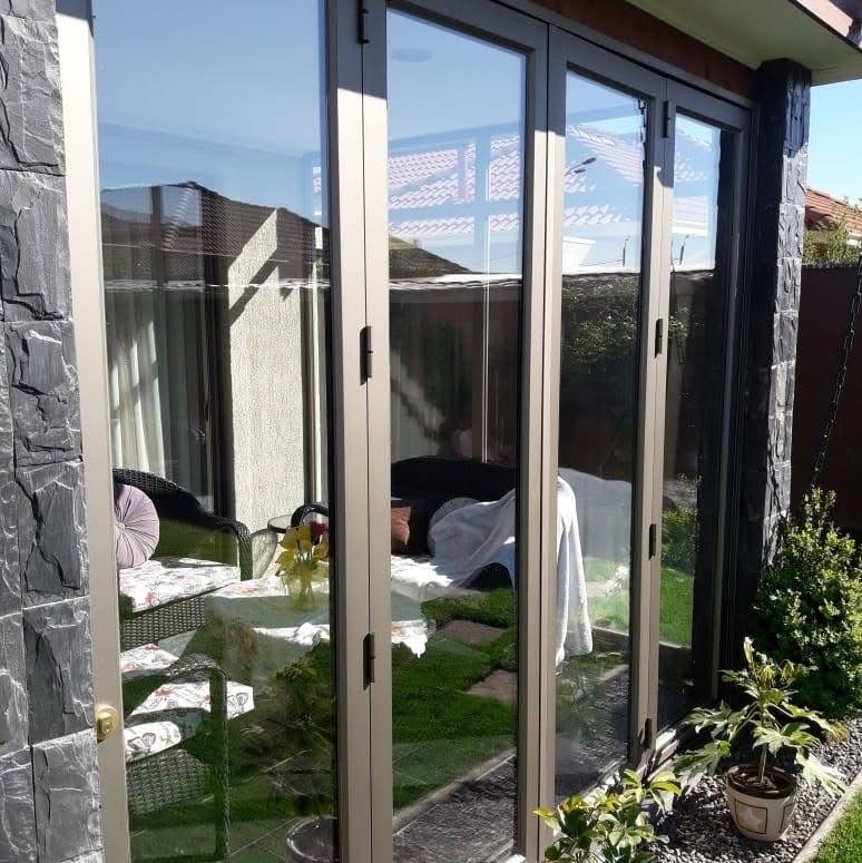 Puerta plegable de aluminio hacia jardín